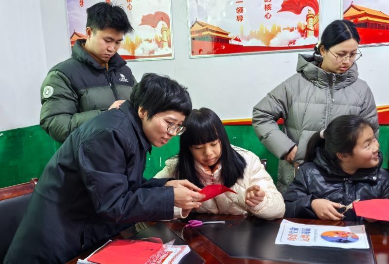 貴州盤州：當(dāng)非遺邂逅法治，新春主題黨日活動(dòng)“走新”更“走心”